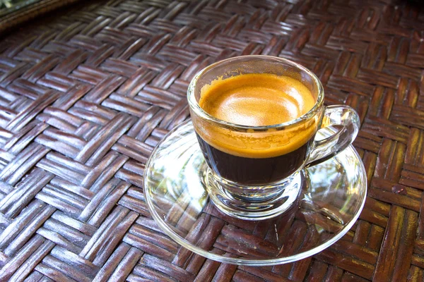 Tazza di caffè espresso su tavolo in legno — Foto Stock