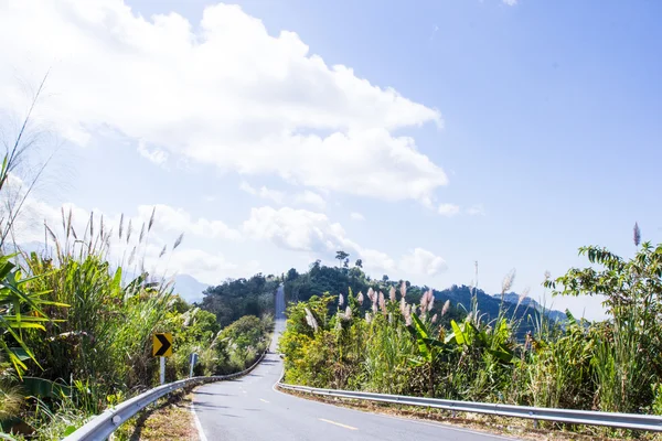 Estrada em montanhas na província de Nan, Tailândia — Fotografia de Stock