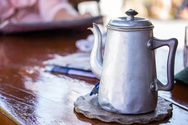 Old tin tea or coffee pot on wooden table — Stock Photo, Image