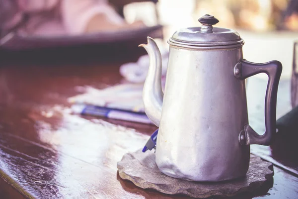 Gamla tenn te eller kaffekanna på träbord — Stockfoto