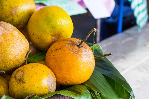 Thai green orange fruits on the banana leaf — Stock Photo, Image