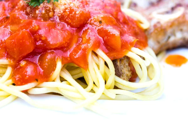 Pasta met peterselie met tomatensaus — Stockfoto