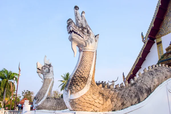 Messing Thaise dragon standbeeld op boeddhistische tempel van Wat Phumin in Nan — Stockfoto