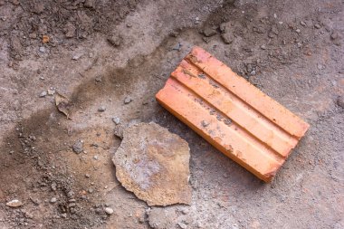 kum zemin üzerinde eski kırmızı tuğla 