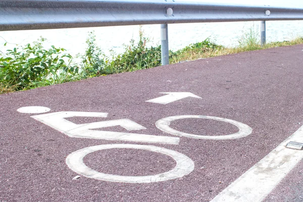 Weiß lackiertes Schild für Fahrräder — Stockfoto