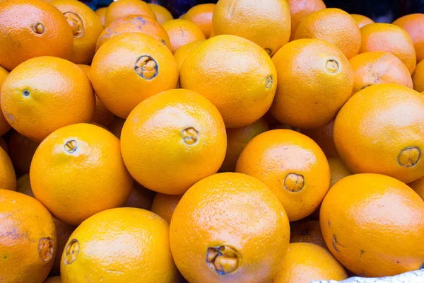 Masa świeżych pomarańczy mandarynkowych na rynku — Zdjęcie stockowe