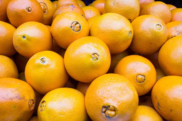 Manojo de mandarinas frescas naranjas en el mercado — Foto de Stock