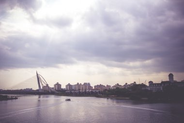 Vintage Seri Wawasan köprüde karanlık gökyüzü, Putrajaya Malezya
