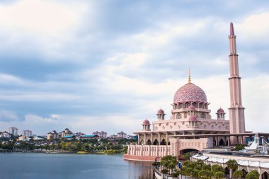 Putra Camii karanlık gökyüzü üzerinde Putrajaya şehirde yeni Feder yer.