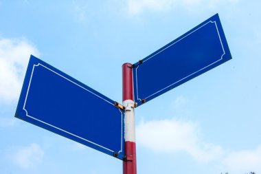  Mavi yol işareti mavi gökyüzünde bir arka plan ile