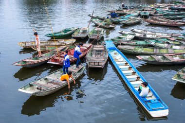 Ninh Binh, Vietnam - March01, 2015: Çiftler doktor oturuyor