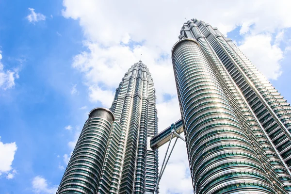 Panorama nuvoloso delle Petronas Twin Towers al KLCC City Center — Foto Stock