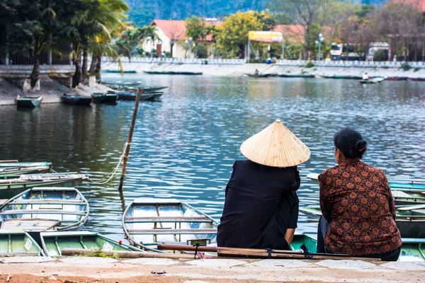 Ninh Binh, Vietnam - March01, 2015: Par sitter på doc — Stockfoto