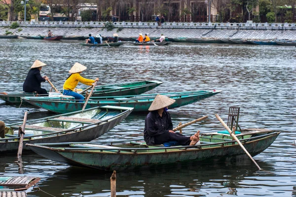 Ninh Binh, Vietnam - March01, 2015: Par sitter på doc — Stockfoto