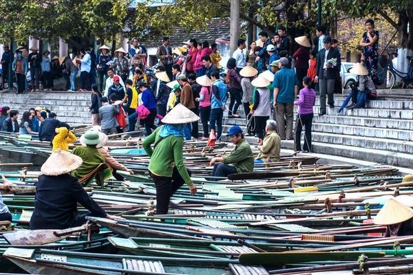 Ninh Binh, Vietnam - March01, 2015: Oidentifierade turister i Trang — Stockfoto