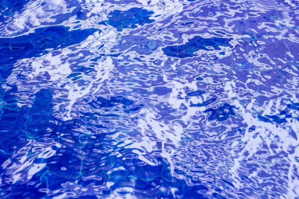 Eau bleue déchiré dans la piscine — Photo