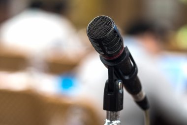Konser salonu veya konferans odasındaki mikrofonu kapat