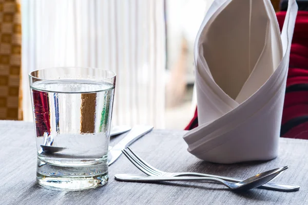 Vidrio de agua en la mesa de comedor — Foto de Stock