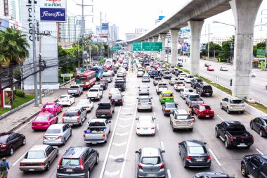 Mueang, Nonthaburi - July20, 2015: Trafik sıkışıklığı Rattanathibet r