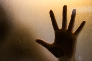 Islak cam arkasında gölgesi yakın çekim