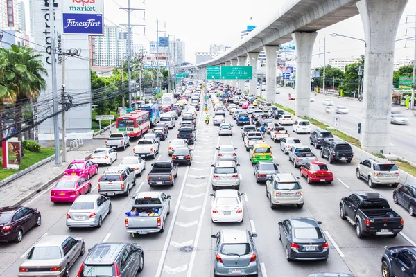 MUEANG, NONTHABURI- JULY20, 2015: Traffic jam on Rattanathibet R — Stock Photo, Image