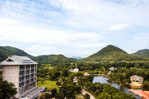 Grün natürliche Landschaft mit Bergen und Gebäude in sua — Stockfoto