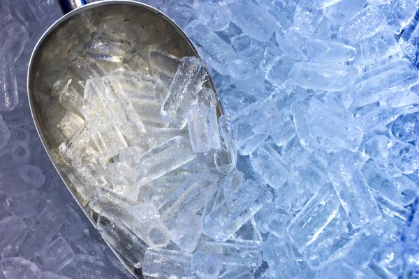 La cucharada de aluminio y hielo — Foto de Stock