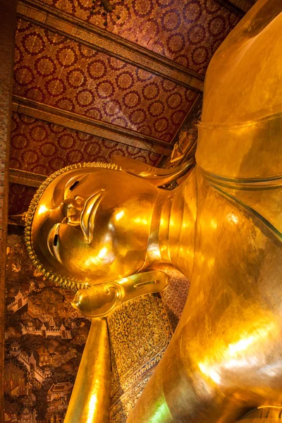 Bangkok, Thailand-Jan30, 2011: liggende Boeddha figuur in Wat P — Stockfoto