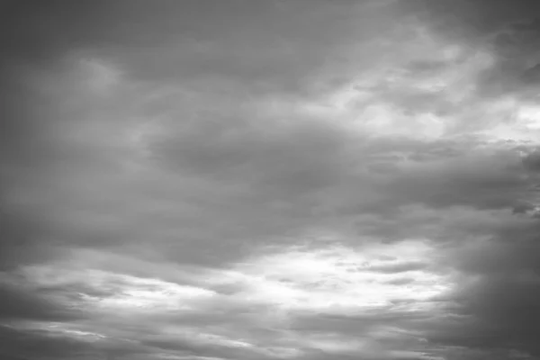 Ciel gris avec nuages blancs et noirs — Photo