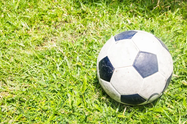 Futebol no campo de grama — Fotografia de Stock