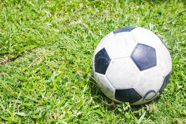 Futebol no campo de grama — Fotografia de Stock