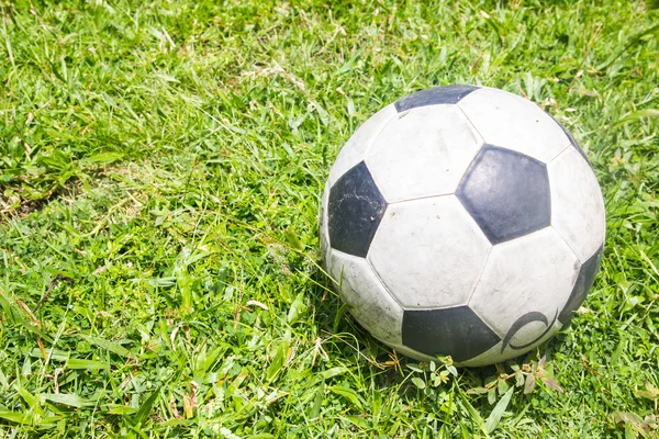 Ποδόσφαιρο για την πεδίο χόρτο — Φωτογραφία Αρχείου