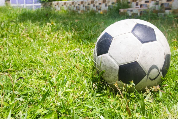 Futebol no campo de grama — Fotografia de Stock