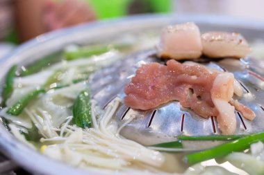 Tayland barbekü soslu ızgara domuz yağına yakın plan, geleneksel Moo Kata yemek konsepti..