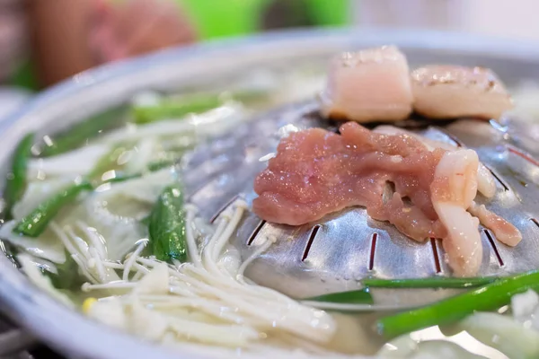 Tayland barbekü soslu ızgara domuz yağına yakın plan, geleneksel Moo Kata yemek konsepti..