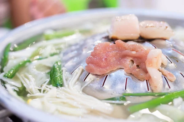 Tayland barbekü soslu ızgara domuz yağına yakın plan, geleneksel Moo Kata yemek konsepti..