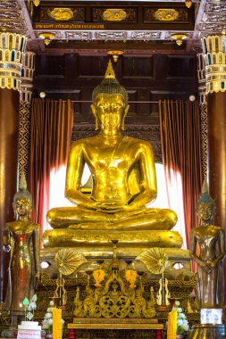 Chiang Mai Tapınağı'nda altın buddha heykeli