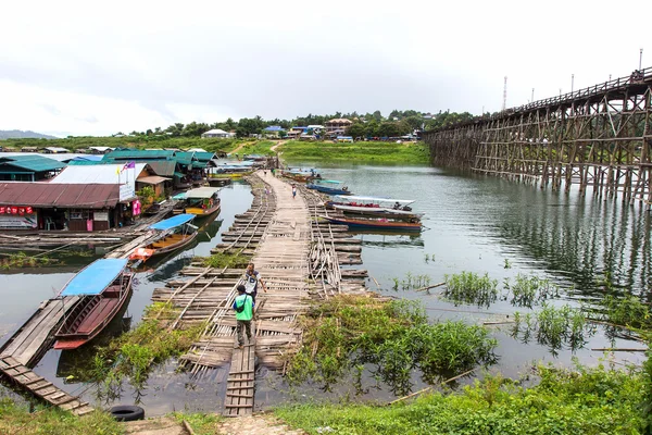 Sangklaburi, Kanjanaburi - Sep12, 2015: Gezgin geçiş bambo — Stok fotoğraf