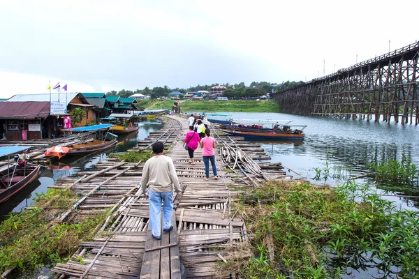 Sangklaburi, Kanjanaburi - Sep12, 2015: Resenären korsning bambo — Stockfoto