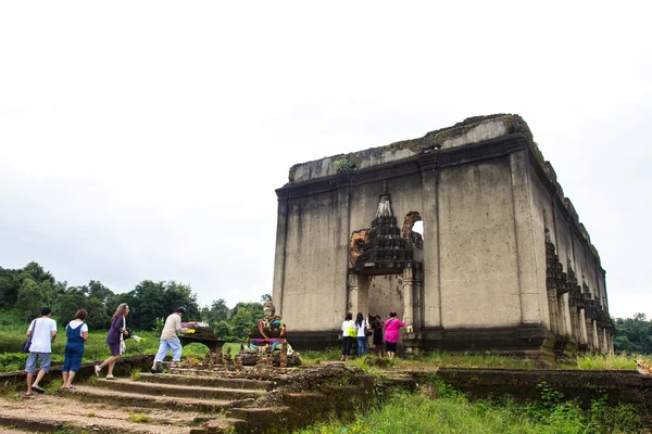 இங்கிங் கோயில் மற்றும் சோங்காரியா நதி ப்ளூஸ்கி, சங்க்லாபுரி காஞ்சனாபூரி . — ஸ்டாக் புகைப்படம்