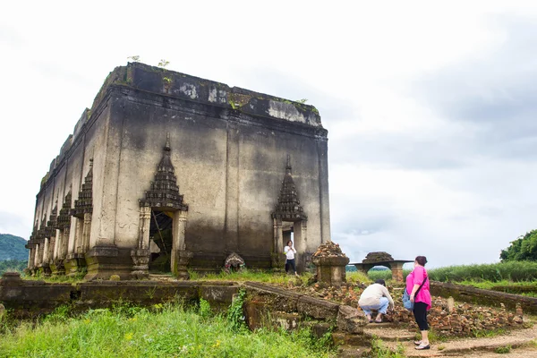 Inkiing Tempel und Songkaria Fluss mit bluesky, sangklaburi kanchanaburi. — Stockfoto