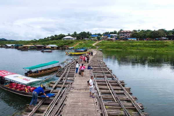 Raveler korsar bambu bron eller Mon Bridge i Sangklaburi. Kanchanaburi, Thailand. — Stockfoto