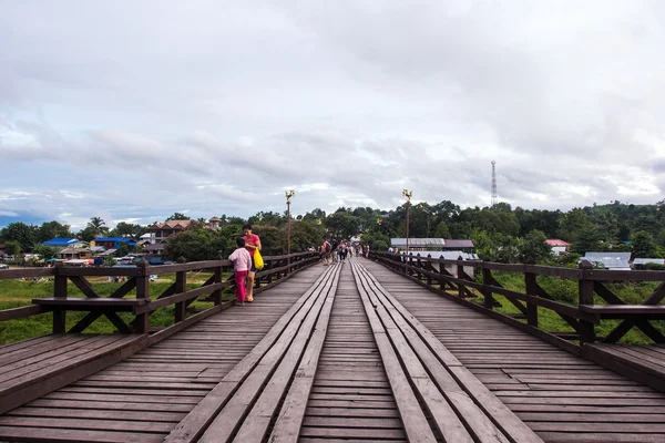 Wir überqueren die Bambusbrücke oder die Monobrücke in Sangklaburi. kanchanaburi, thailand. — Stockfoto