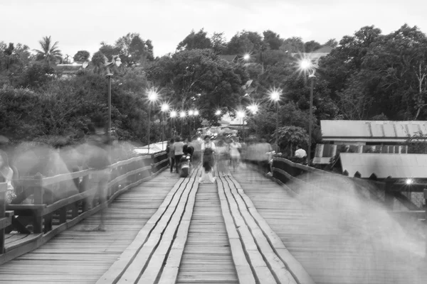 黒と白のぼかし旅行者竹大橋または Sangklaburi の月橋のイメージ。タイ ・ カンチャナブリ. — ストック写真