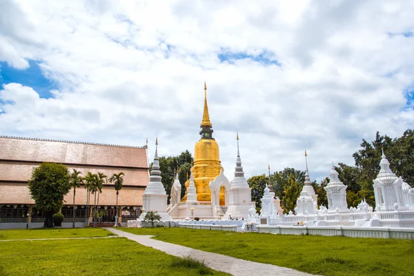 Złota pagoda w świątyni wat suan dok, chiang mai, Tajlandia — Zdjęcie stockowe