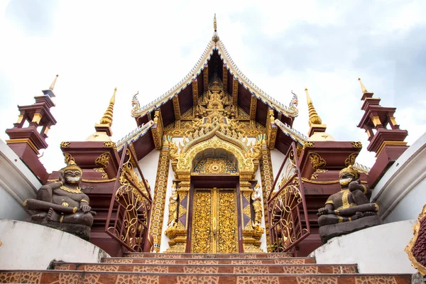 Templo Mês em Chiangmai Tailândia para a cultura do budismo — Fotografia de Stock