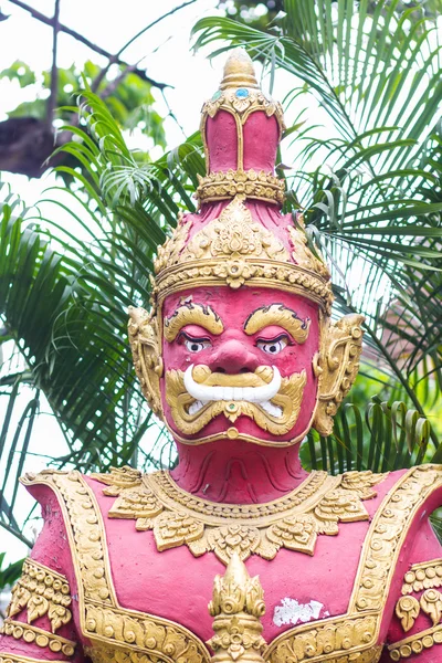 Gigante vermelho no Wat Tailândia — Fotografia de Stock