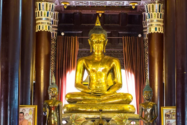 Goldene Buddha-Statue am Tempel in Chiang Mai — Stockfoto