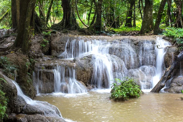 Cascade Keingkravia à sangkhlaburi, Kanjanaburi. Thaïlande — Photo