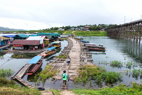 Traveler korsar bambu bron eller Mon Bridge i Sangklaburi. Kanchanaburi, Thailand. — Stockfoto